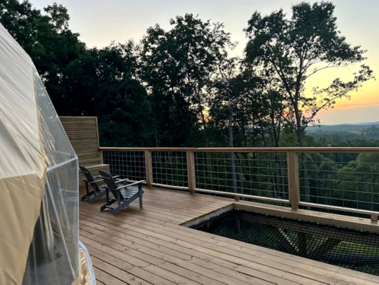 Romantic and Luxurious Glamping Dome in Eureka Springs, Equipped with an Indoor Hot Tub Perfect for a Weekend of Relaxation
