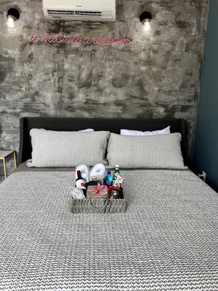 Romantic and Luxurious Glamping Dome in Eureka Springs, Equipped with an Indoor Hot Tub Perfect for a Weekend of Relaxation