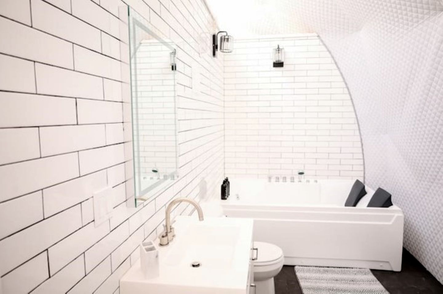 Romantic and Luxurious Glamping Dome in Eureka Springs, Equipped with an Indoor Hot Tub Perfect for a Weekend of Relaxation