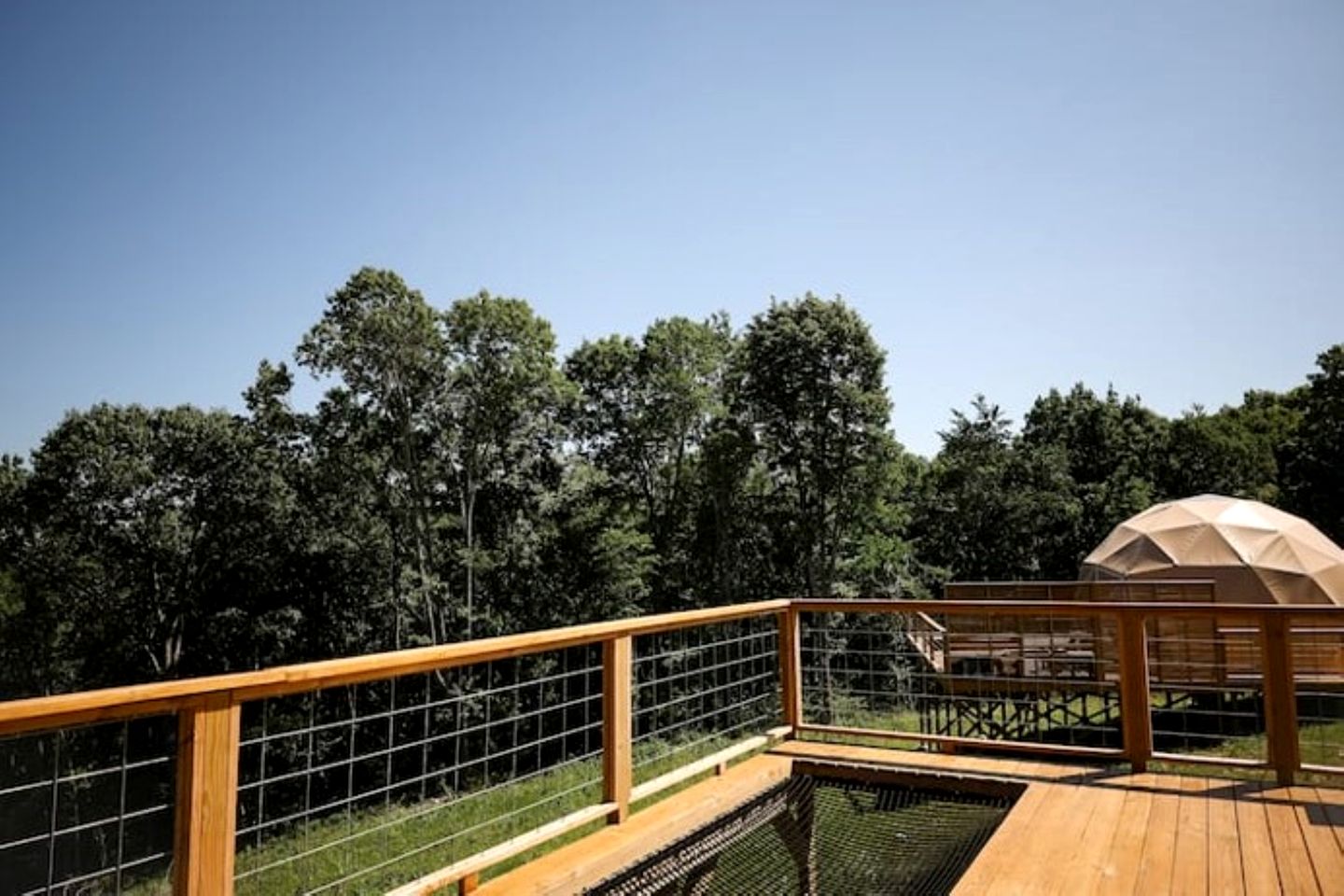 Romantic and Luxurious Glamping Dome in Eureka Springs, Equipped with an Indoor Hot Tub Perfect for a Weekend of Relaxation