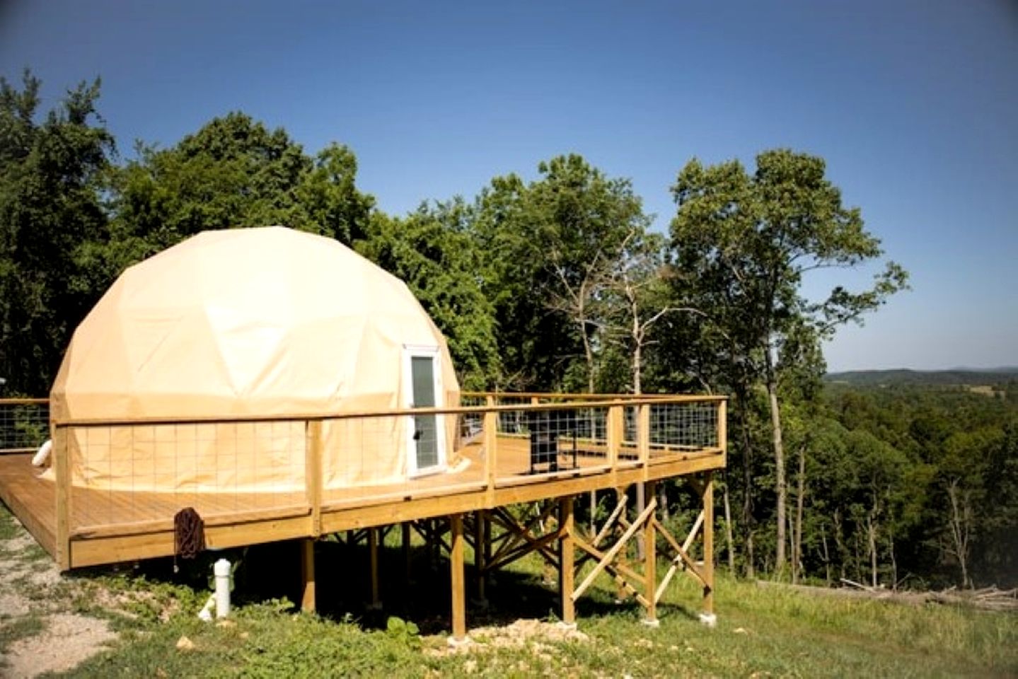 Vintage Themed Geodome with a Cedar Hot Tub and Mountain Views, Perfect for a Romantic Getaway in Eureka Springs