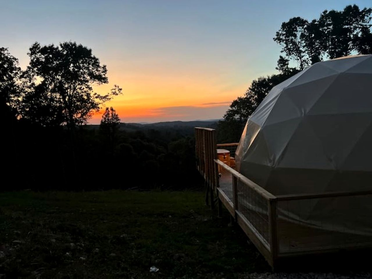 Vintage Themed Geodome with a Cedar Hot Tub and Mountain Views, Perfect for a Romantic Getaway in Eureka Springs