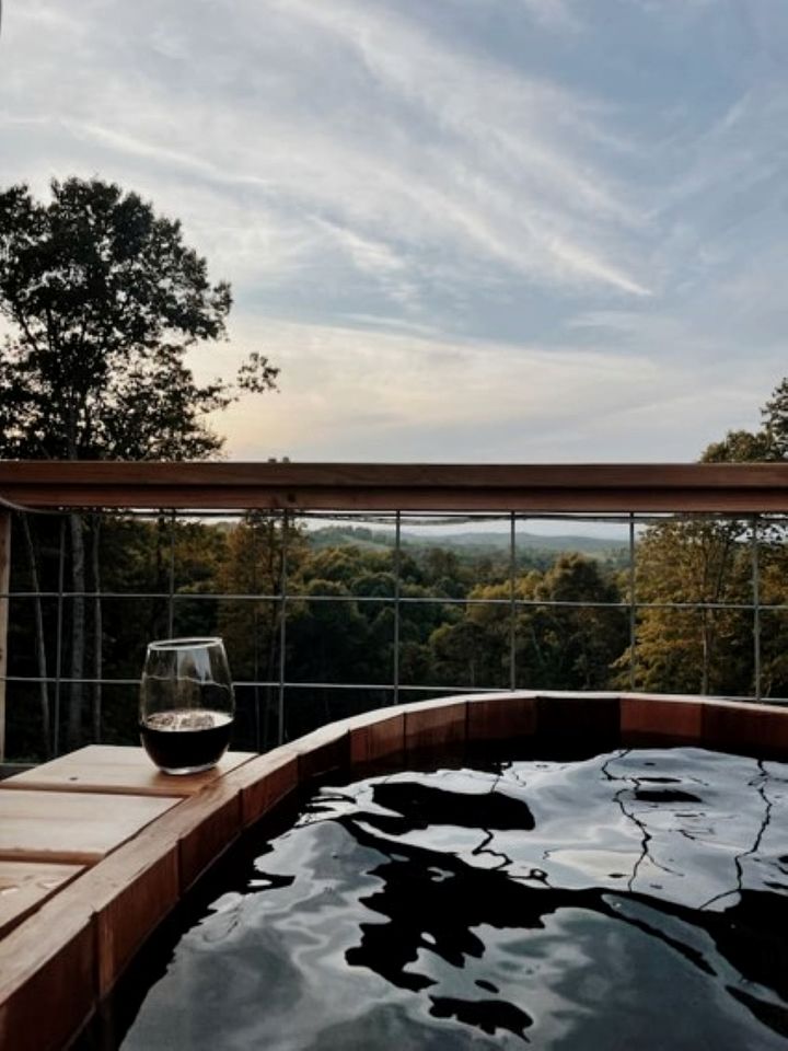 Vintage Themed Geodome with a Cedar Hot Tub and Mountain Views, Perfect for a Romantic Getaway in Eureka Springs