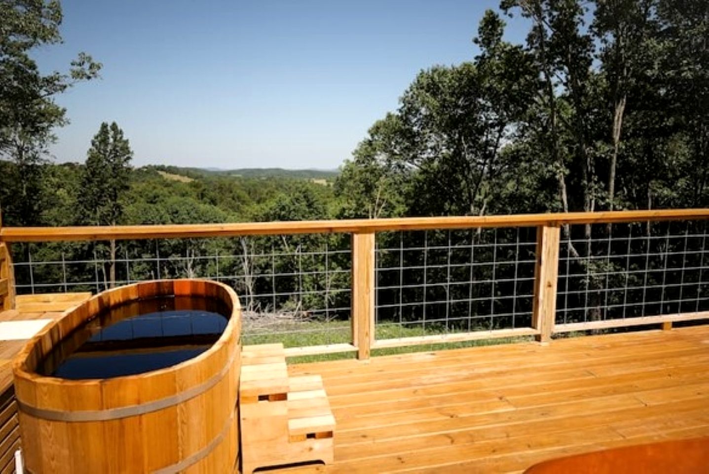 Vintage Themed Geodome with a Cedar Hot Tub and Mountain Views, Perfect for a Romantic Getaway in Eureka Springs