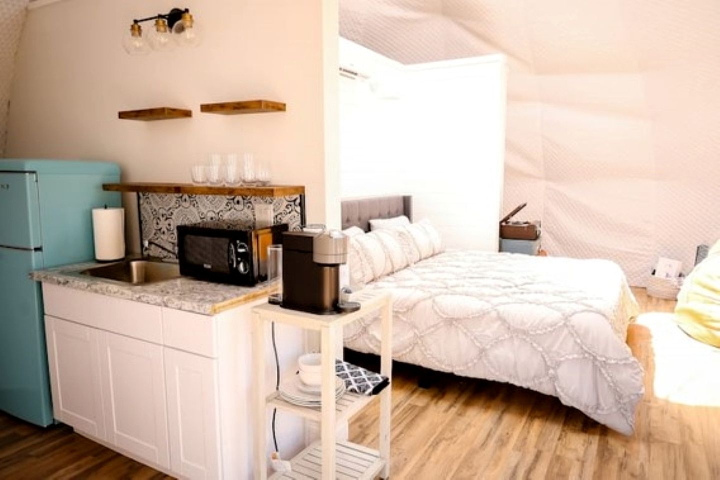 Vintage Themed Geodome with a Cedar Hot Tub and Mountain Views, Perfect for a Romantic Getaway in Eureka Springs