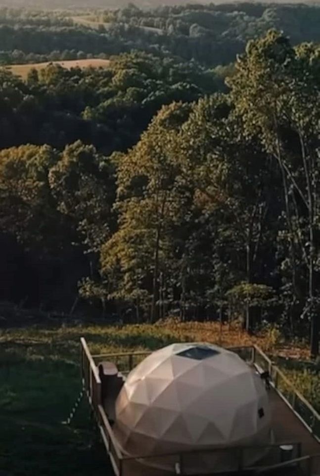 Vintage Themed Geodome with a Cedar Hot Tub and Mountain Views, Perfect for a Romantic Getaway in Eureka Springs