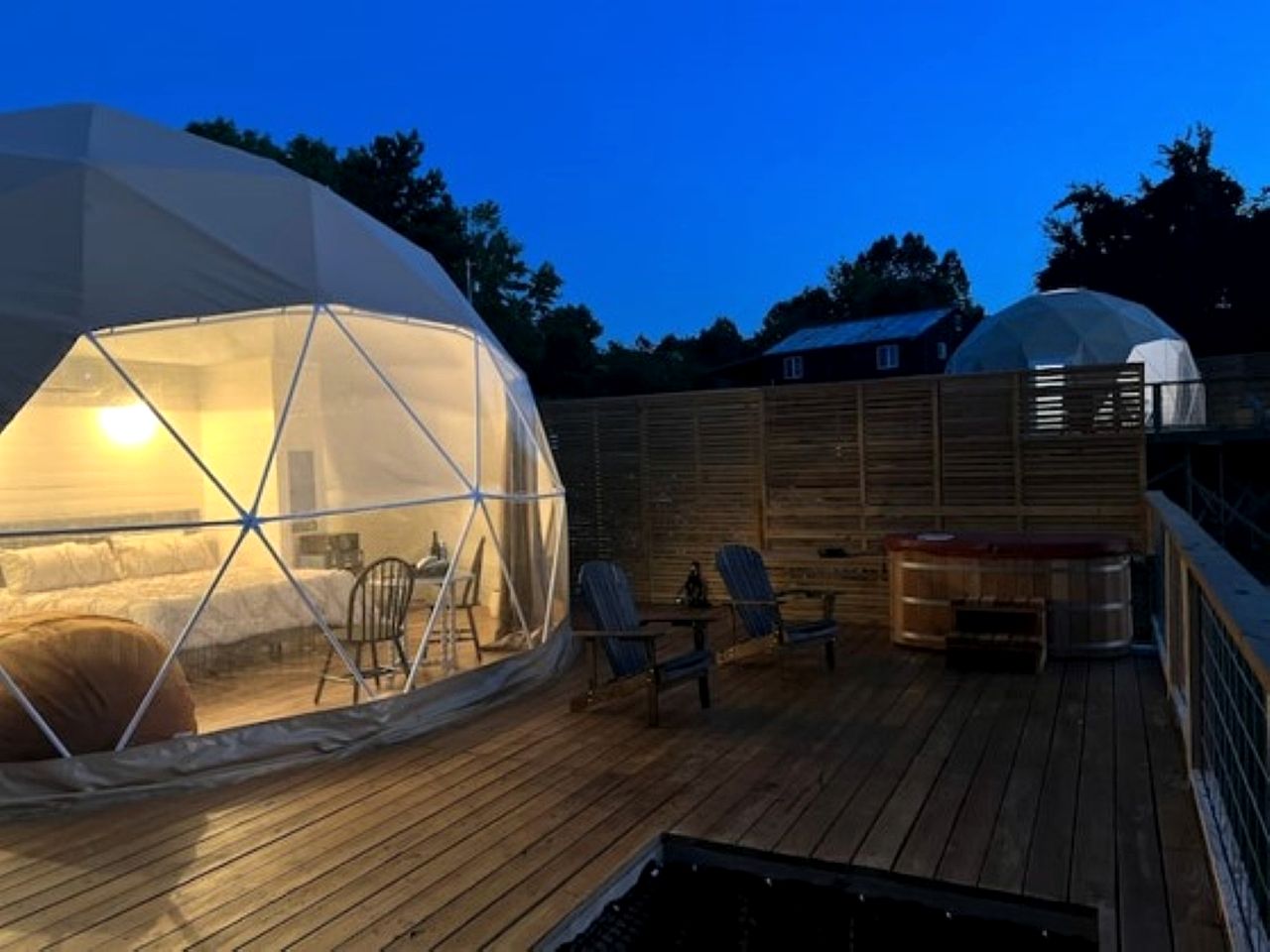 Vintage Themed Geodome with a Cedar Hot Tub and Mountain Views, Perfect for a Romantic Getaway in Eureka Springs