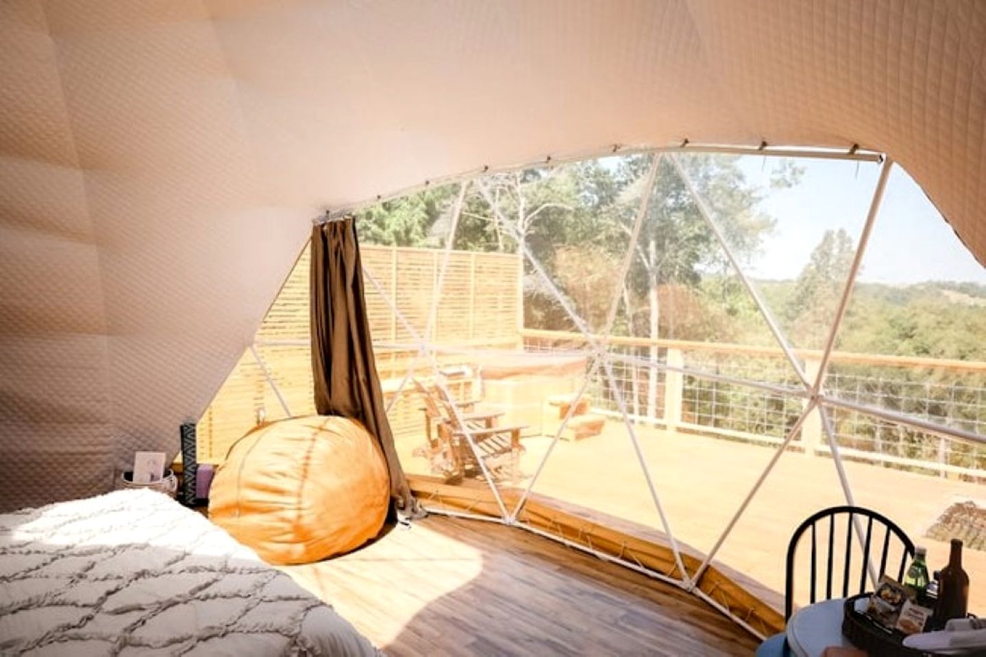 Vintage Themed Geodome with a Cedar Hot Tub and Mountain Views, Perfect for a Romantic Getaway in Eureka Springs