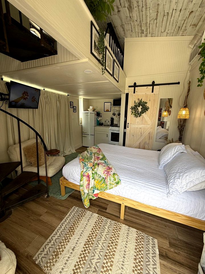 Cozy Colorful Tiny House with Pool and Hot Tub near Pet-Friendly Beach in Gulf Shores, Alabama