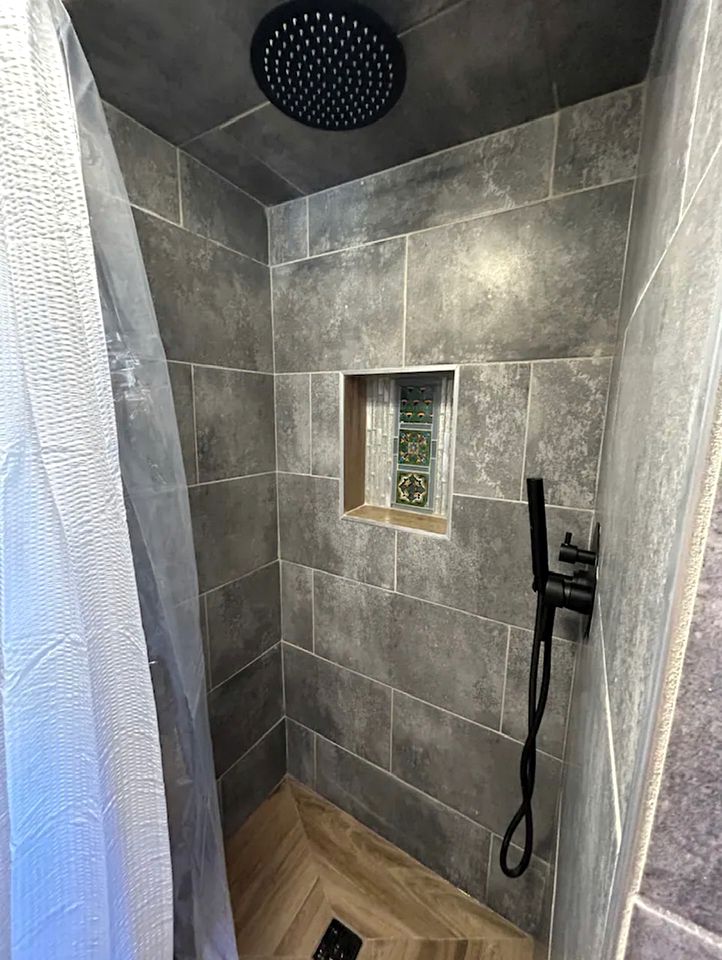 Cozy Colorful Tiny House with Pool and Hot Tub near Pet-Friendly Beach in Gulf Shores, Alabama