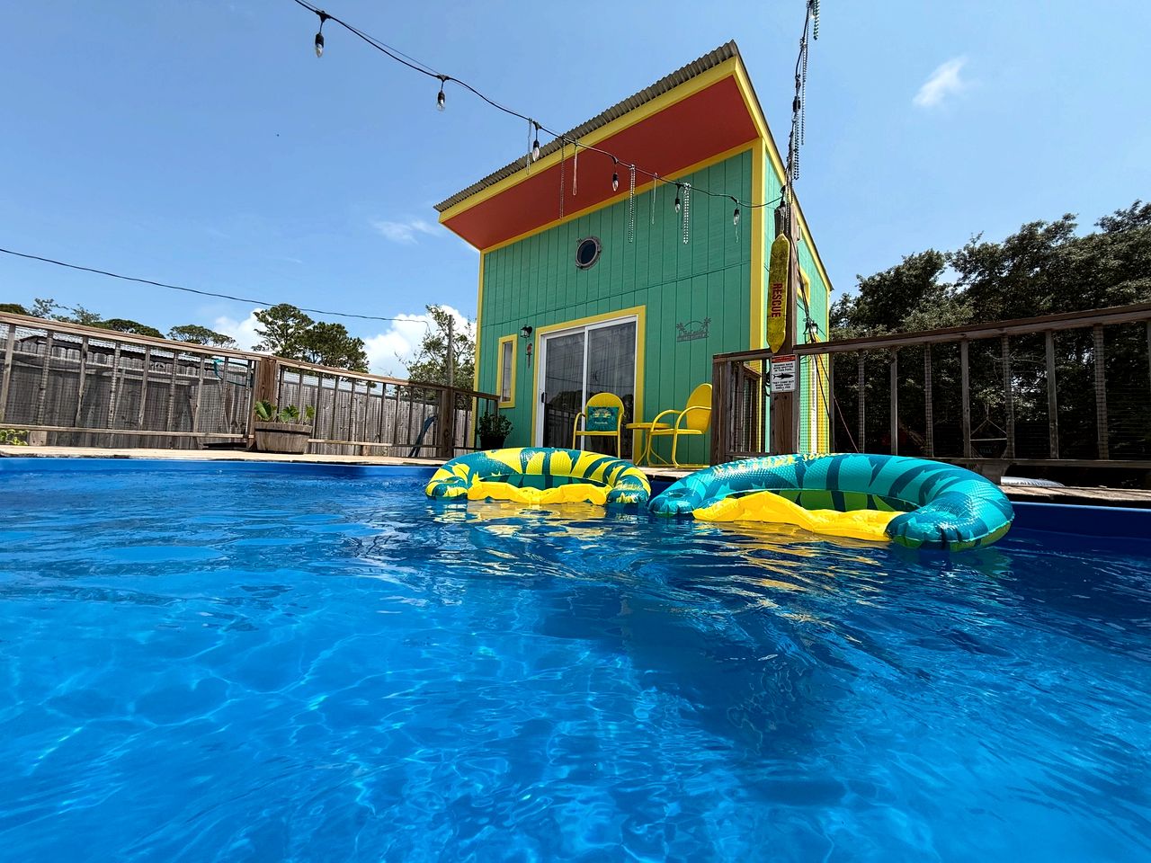 Cozy Colorful Tiny House with Pool and Hot Tub near Pet-Friendly Beach in Gulf Shores, Alabama