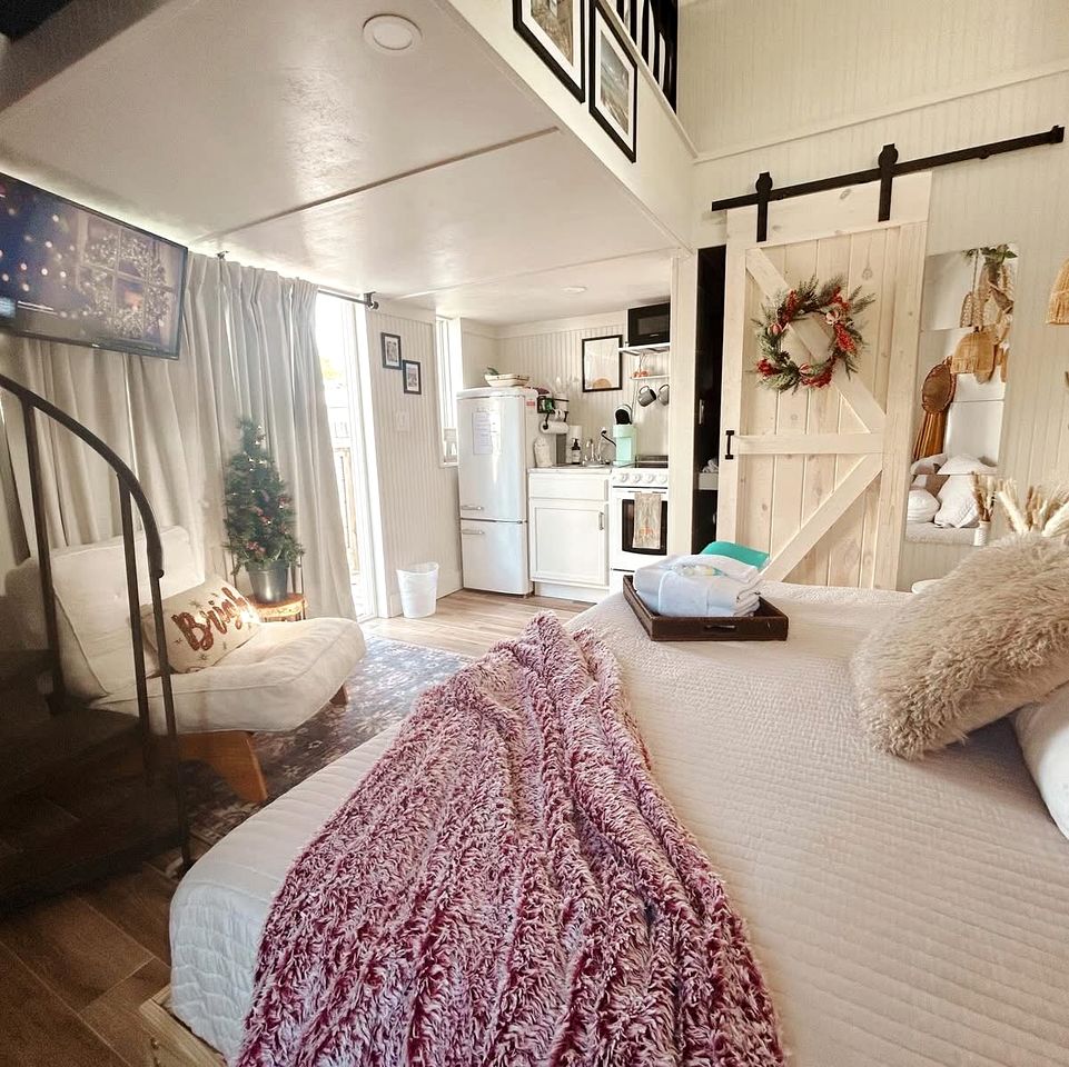 Cozy Colorful Tiny House with Pool and Hot Tub near Pet-Friendly Beach in Gulf Shores, Alabama