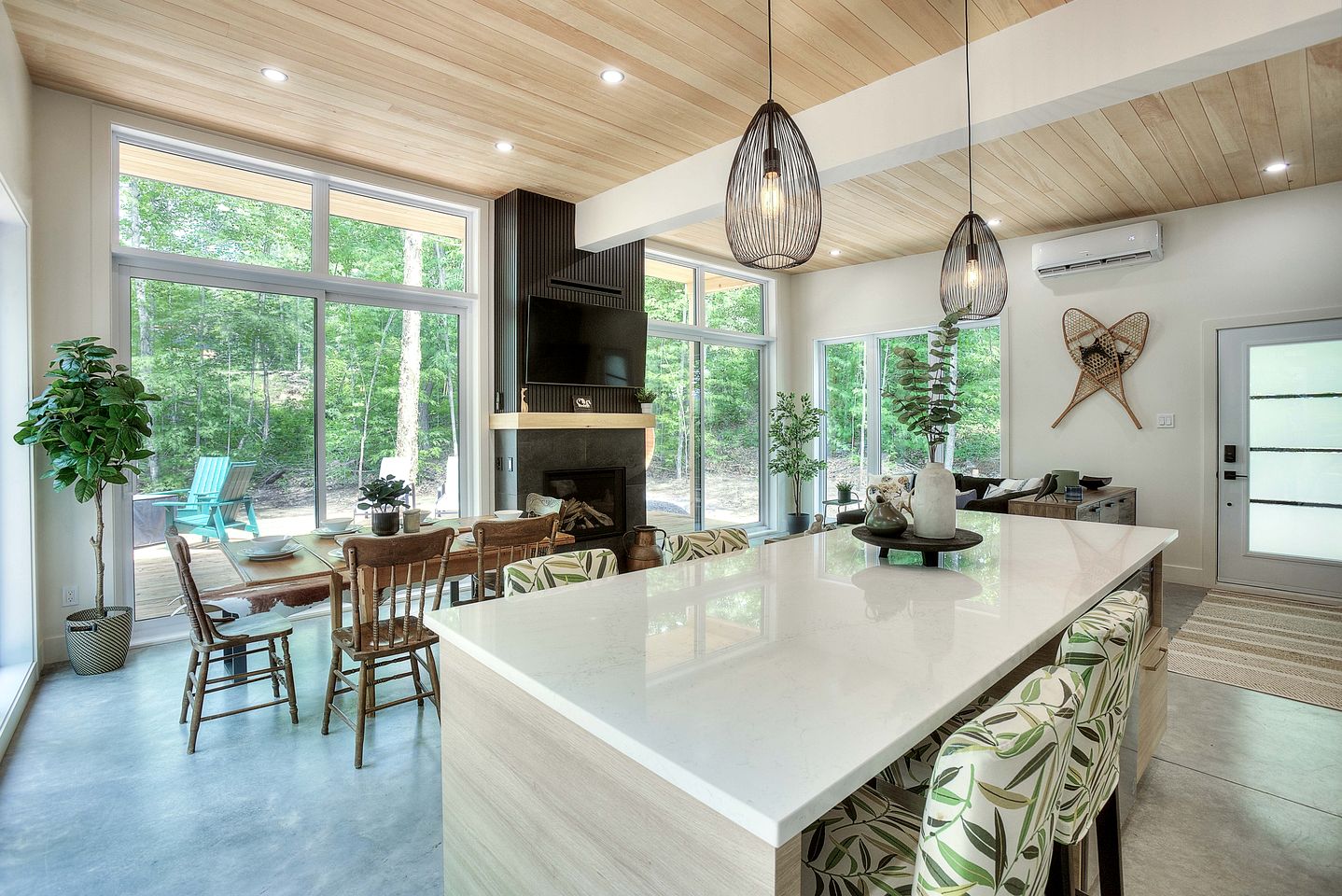 Gorgeous Modern Cottage for a Scandinavian Spa-Themed Retreat Surrounded by Nature near La Conception, Quebec