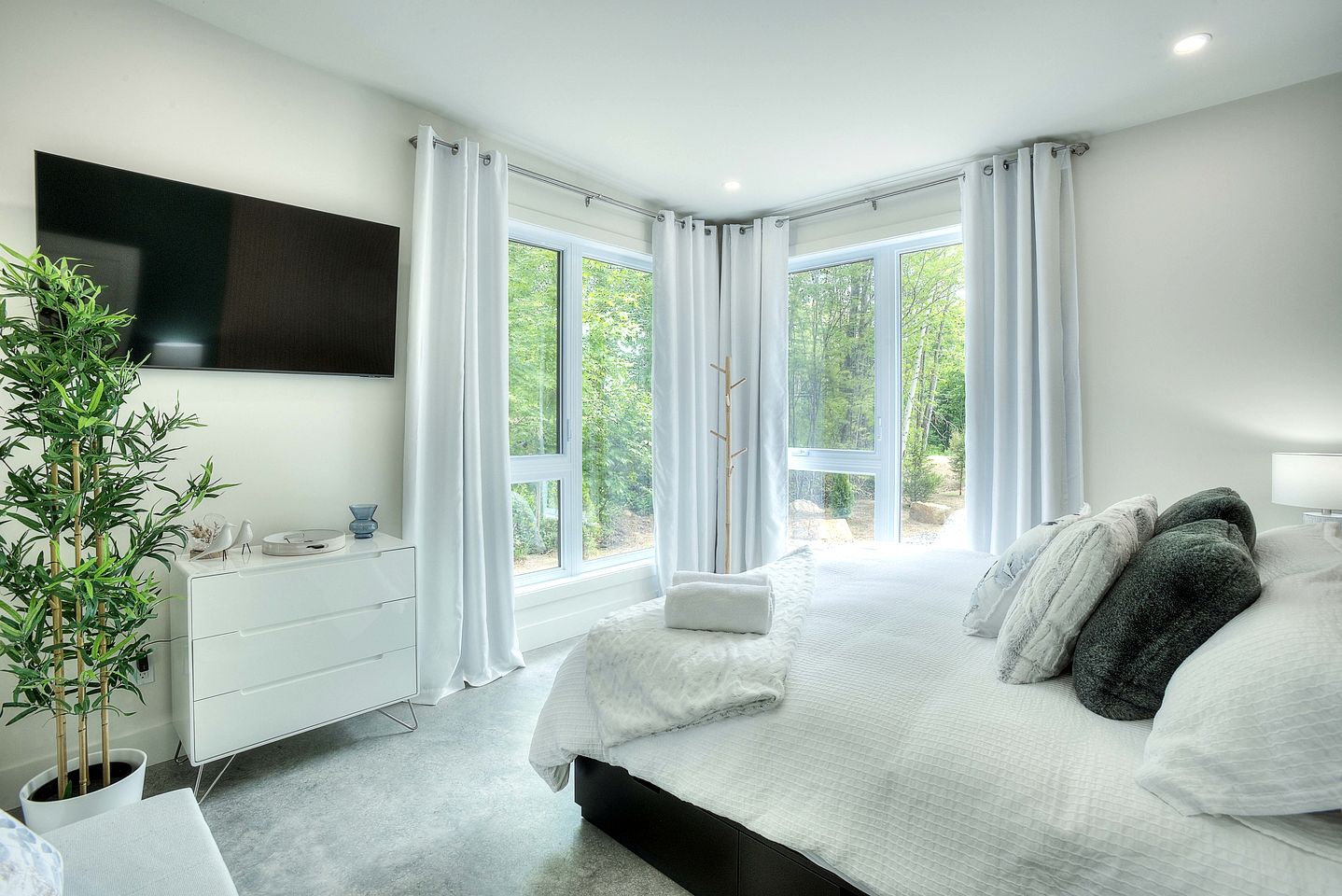 Gorgeous Modern Cottage for a Scandinavian Spa-Themed Retreat Surrounded by Nature near La Conception, Quebec