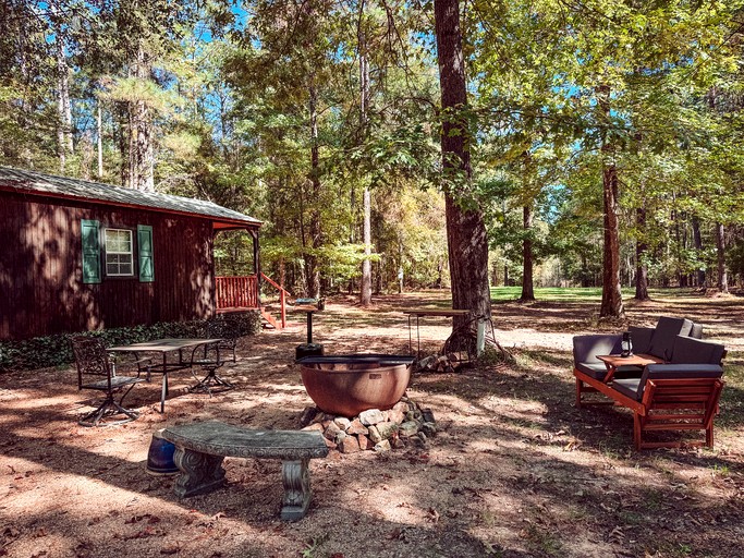Cozy Secluded Cabin Bordered by Kisatchie National Forest for a Relaxing Retreat in Nature in Glenmora, Louisiana