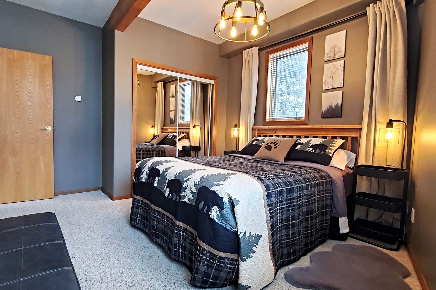 Stunning Spacious Chalet with Breathtaking Views for a Memorable Group Getaway in Sun Peaks, British Columbia