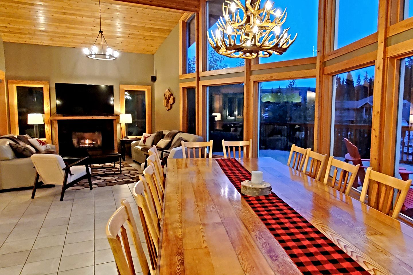 Stunning Spacious Chalet with Breathtaking Views for a Memorable Group Getaway in Sun Peaks, British Columbia