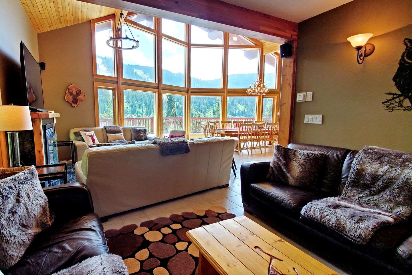 Stunning Spacious Chalet with Breathtaking Views for a Memorable Group Getaway in Sun Peaks, British Columbia