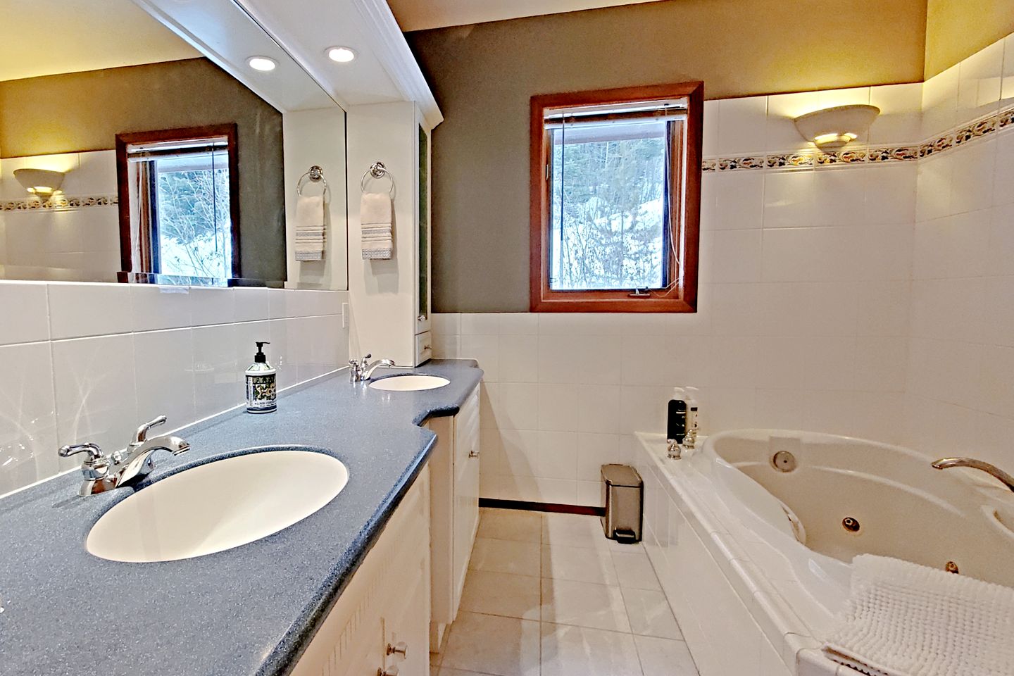 Stunning Spacious Chalet with Breathtaking Views for a Memorable Group Getaway in Sun Peaks, British Columbia