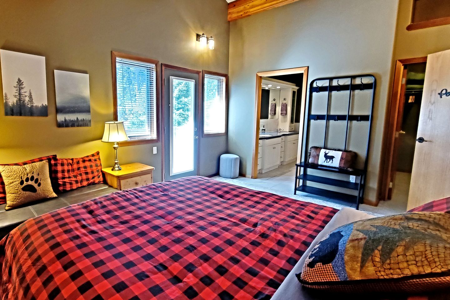 Stunning Spacious Chalet with Breathtaking Views for a Memorable Group Getaway in Sun Peaks, British Columbia