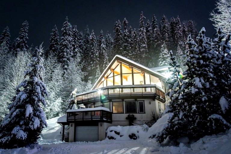 Stunning Spacious Chalet with Breathtaking Views for a Memorable Group Getaway in Sun Peaks, British Columbia