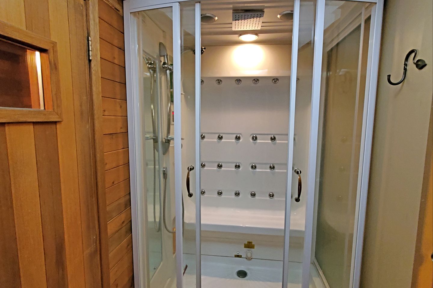 Beautiful Spacious Cabin by Green Lake for an Amazing Family Getway in Whistler, British Columbia