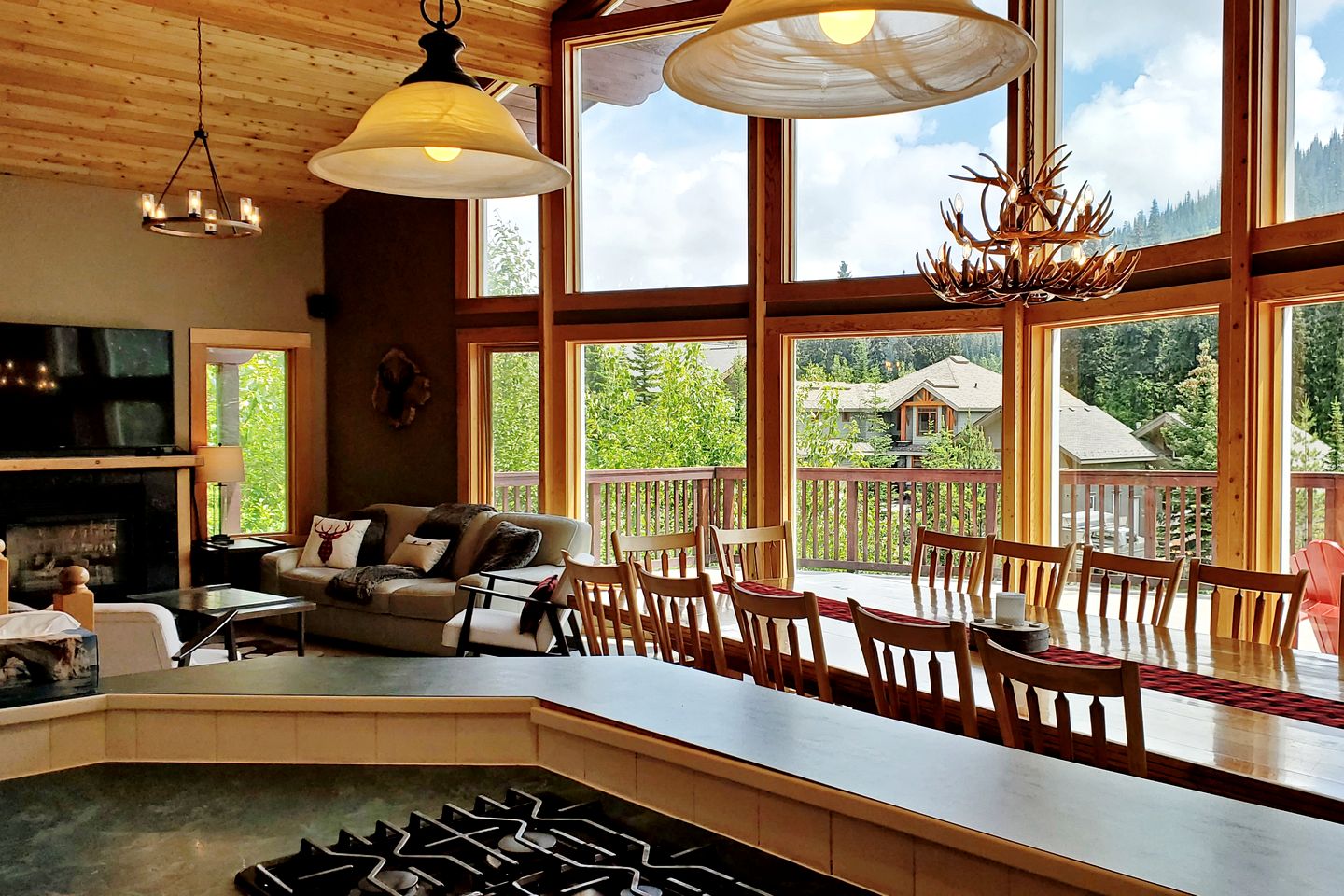 Gorgeous Chalet with Incredible Views for an Unforgettable Family Escape in Sun Peaks, British Columbia