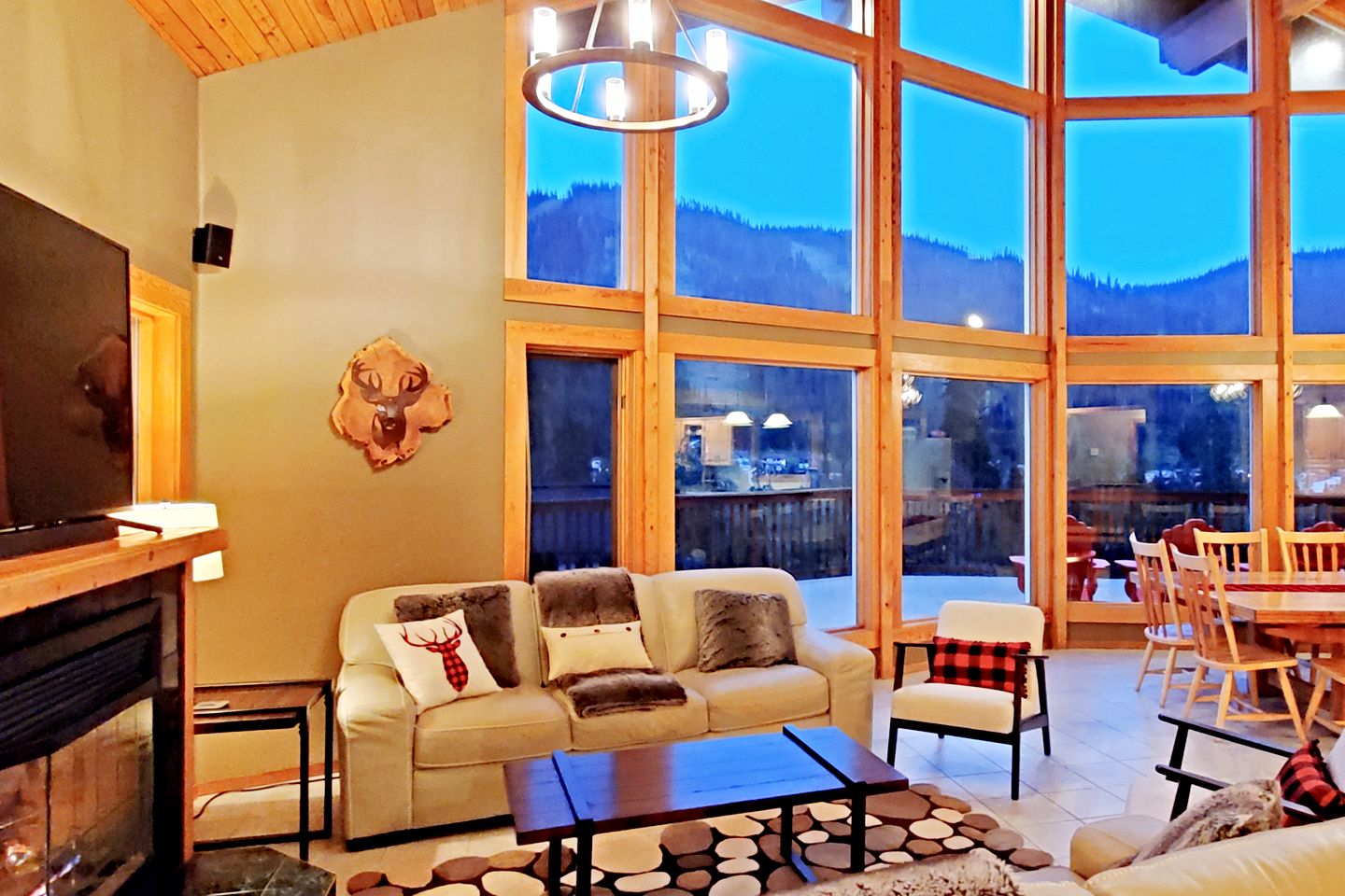 Gorgeous Chalet with Incredible Views for an Unforgettable Family Escape in Sun Peaks, British Columbia