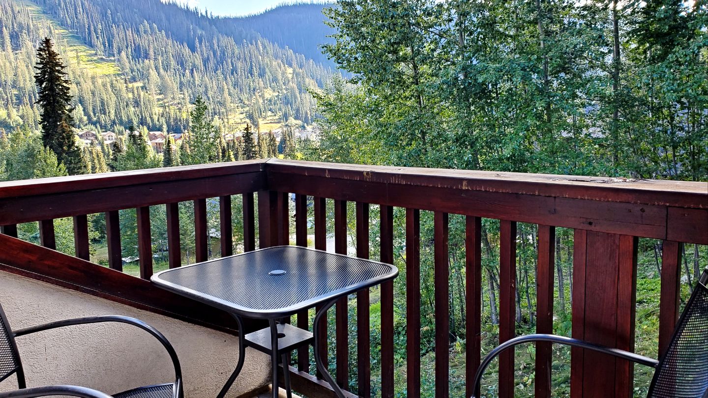 Gorgeous Chalet with Incredible Views for an Unforgettable Family Escape in Sun Peaks, British Columbia