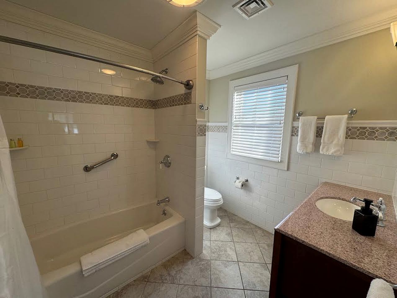 Four-Bedroom Luxury House Rental on Pontoosuc Lake in the Berkshires