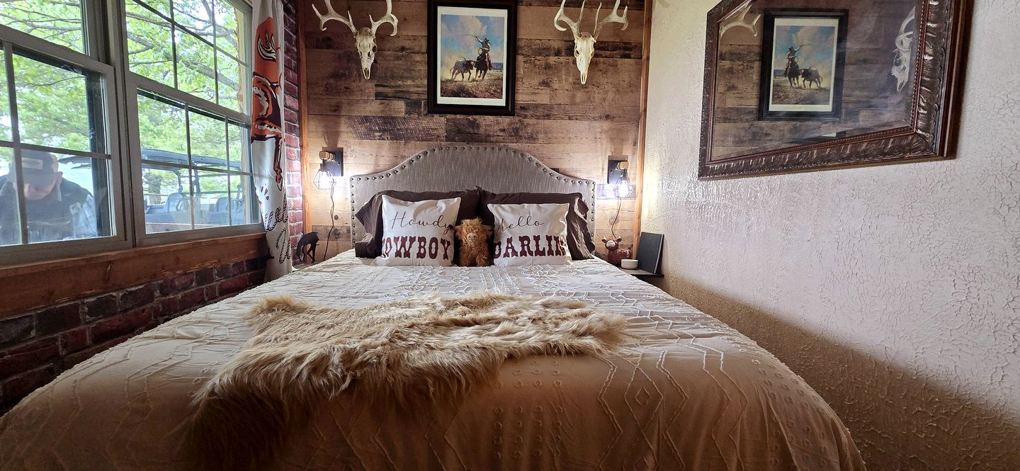 Gorgeous Container for a Romantic Getaway on a Ranch with Incredible Views in Gainesville, Missouri