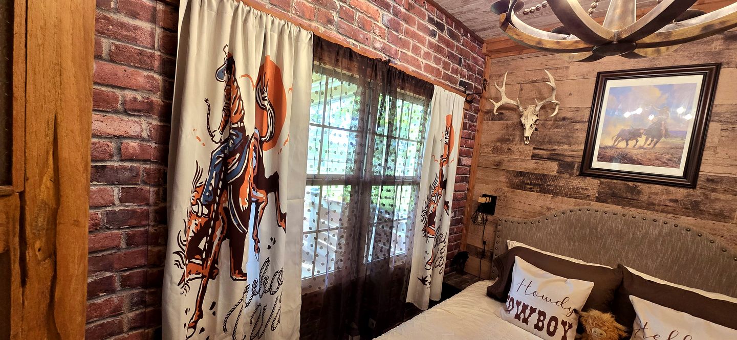 Gorgeous Container for a Romantic Getaway on a Ranch with Incredible Views in Gainesville, Missouri