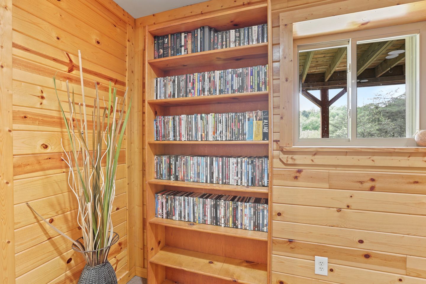 Serene and Secluded Log Cabin with Private Hot Tub in Hocking Hills, Perfect for a Family Glamping Retreat in Southeastern Ohio