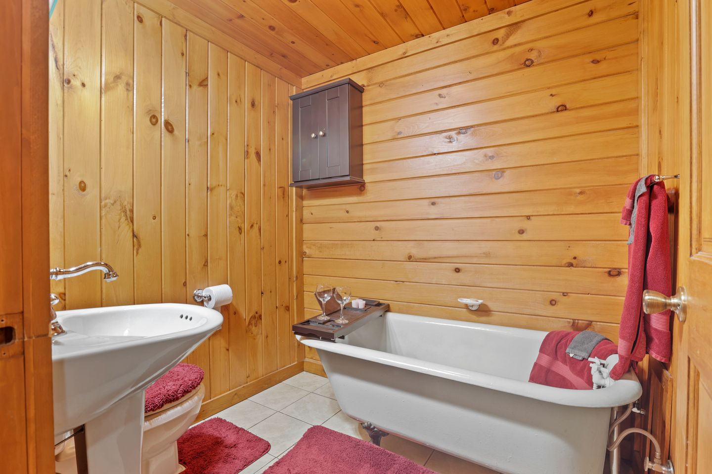 Serene and Secluded Log Cabin with Private Hot Tub in Hocking Hills, Perfect for a Family Glamping Retreat in Southeastern Ohio