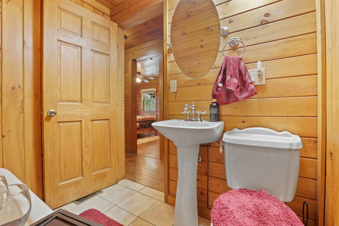 Serene and Secluded Log Cabin with Private Hot Tub in Hocking Hills, Perfect for a Family Glamping Retreat in Southeastern Ohio