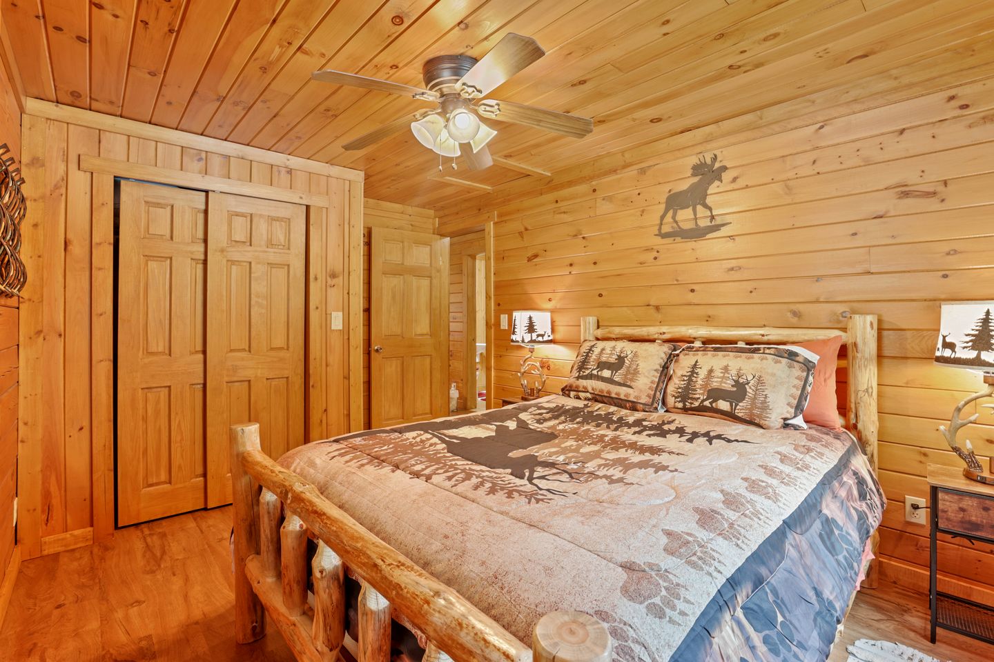 Serene and Secluded Log Cabin with Private Hot Tub in Hocking Hills, Perfect for a Family Glamping Retreat in Southeastern Ohio