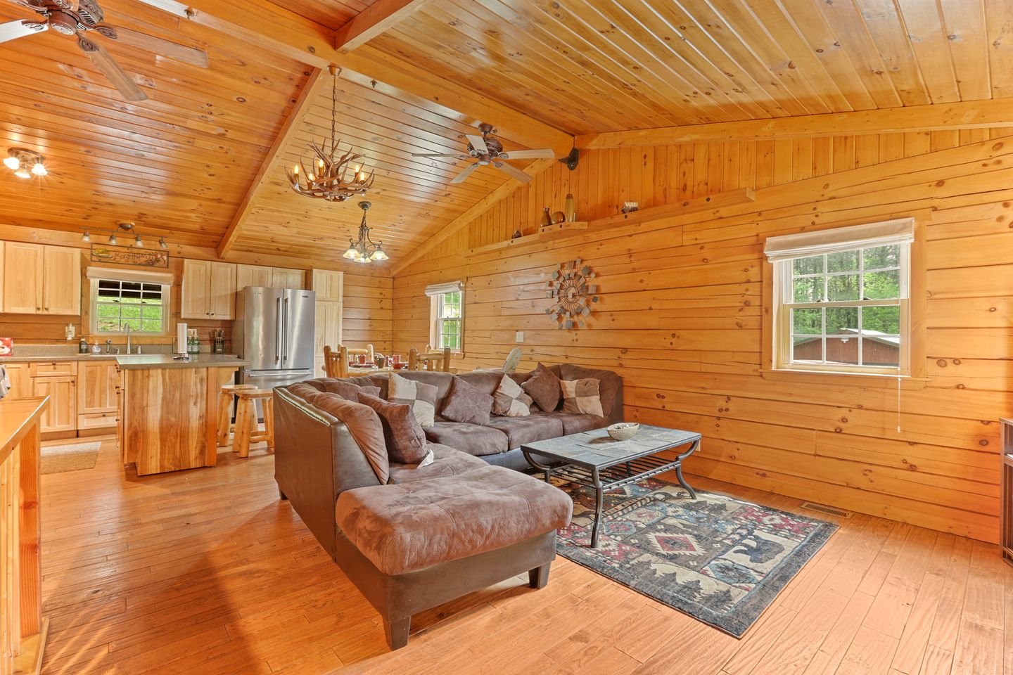 Serene and Secluded Log Cabin with Private Hot Tub in Hocking Hills, Perfect for a Family Glamping Retreat in Southeastern Ohio