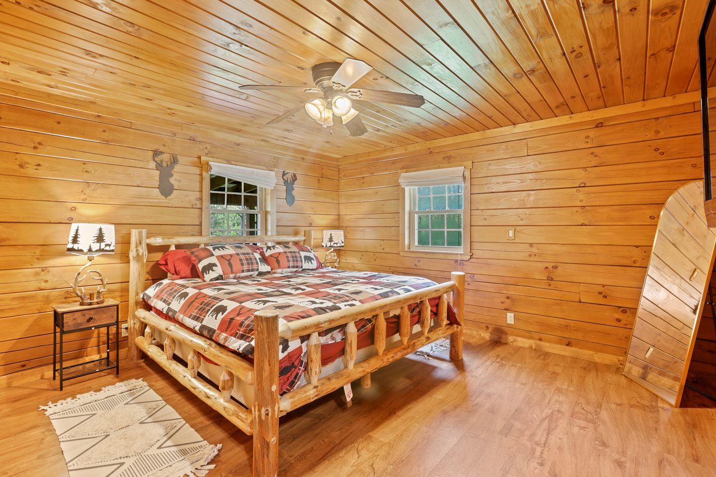 Serene and Secluded Log Cabin with Private Hot Tub in Hocking Hills, Perfect for a Family Glamping Retreat in Southeastern Ohio