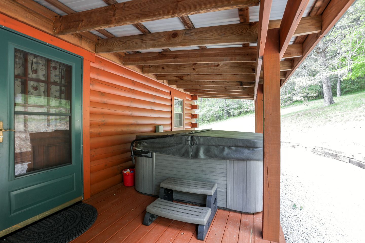 Serene and Secluded Log Cabin with Private Hot Tub in Hocking Hills, Perfect for a Family Glamping Retreat in Southeastern Ohio
