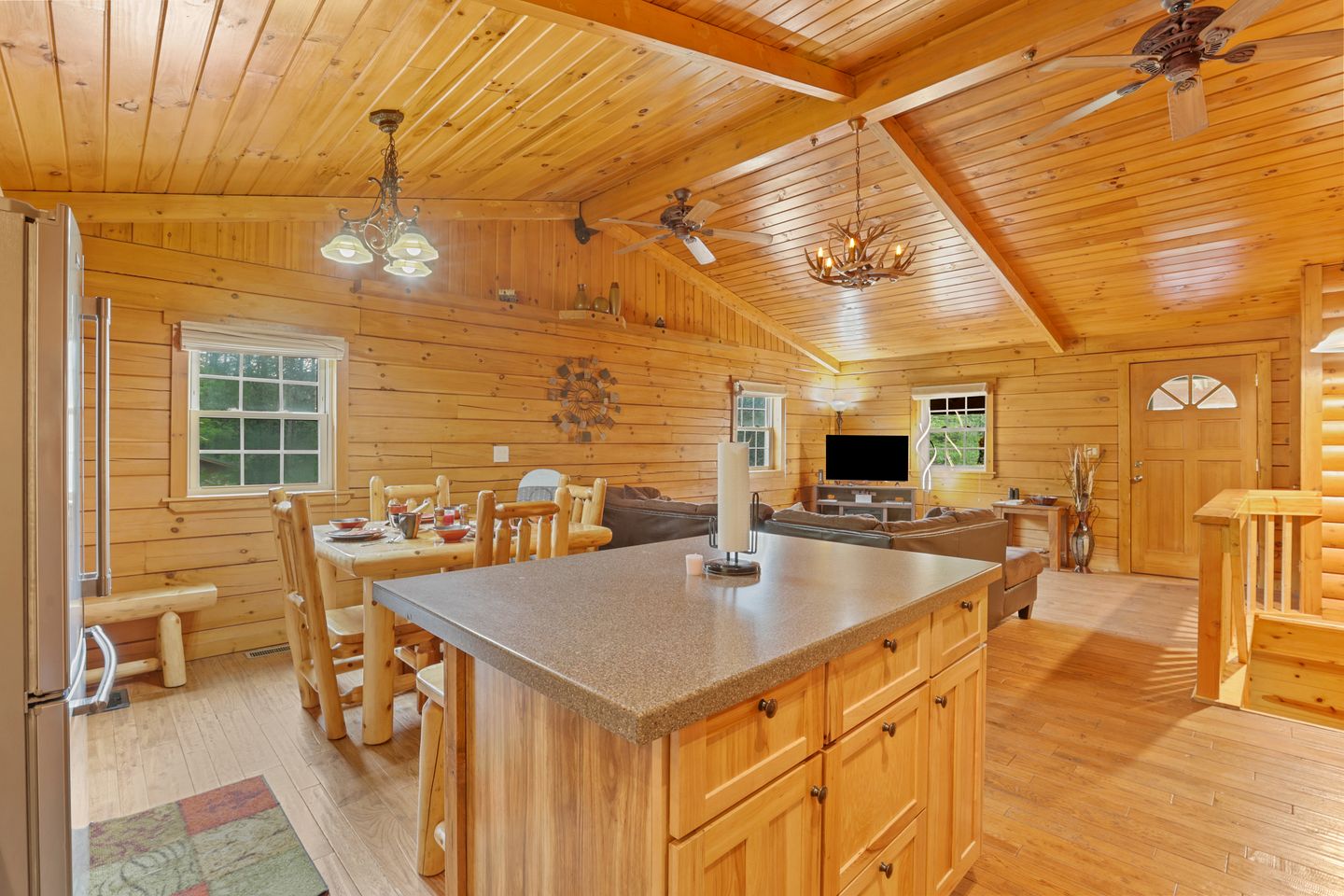 Serene and Secluded Log Cabin with Private Hot Tub in Hocking Hills, Perfect for a Family Glamping Retreat in Southeastern Ohio