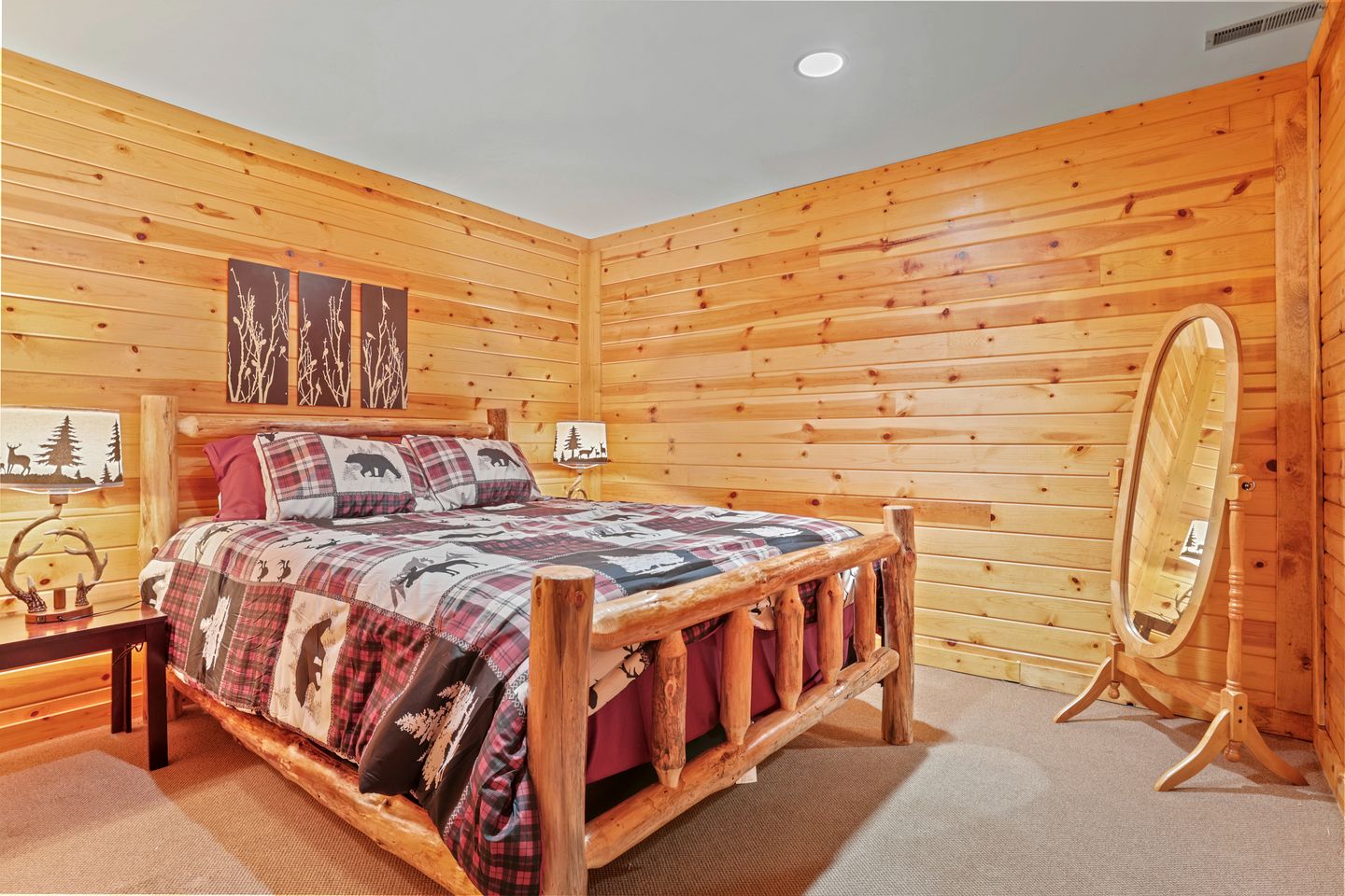 Serene and Secluded Log Cabin with Private Hot Tub in Hocking Hills, Perfect for a Family Glamping Retreat in Southeastern Ohio