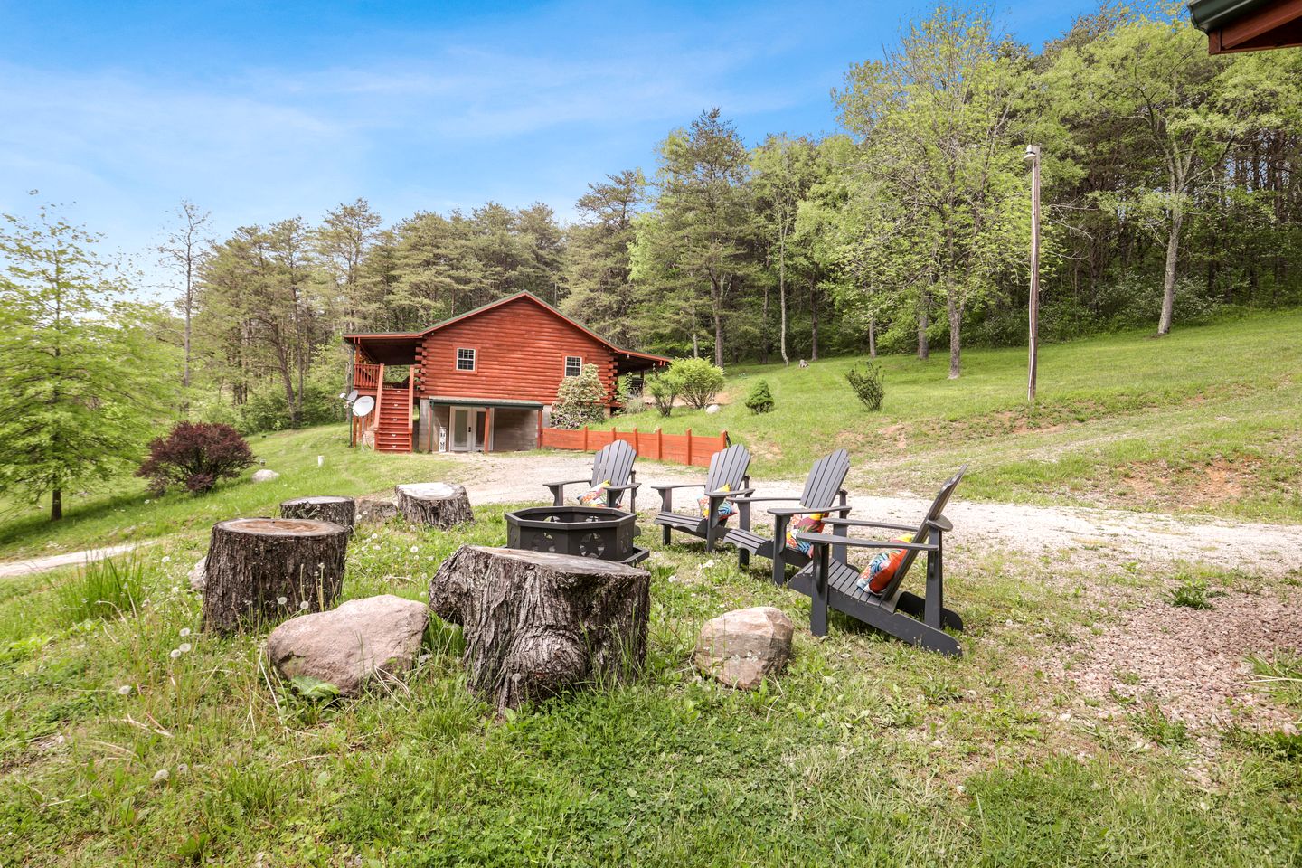 Serene and Secluded Log Cabin with Private Hot Tub in Hocking Hills, Perfect for a Family Glamping Retreat in Southeastern Ohio