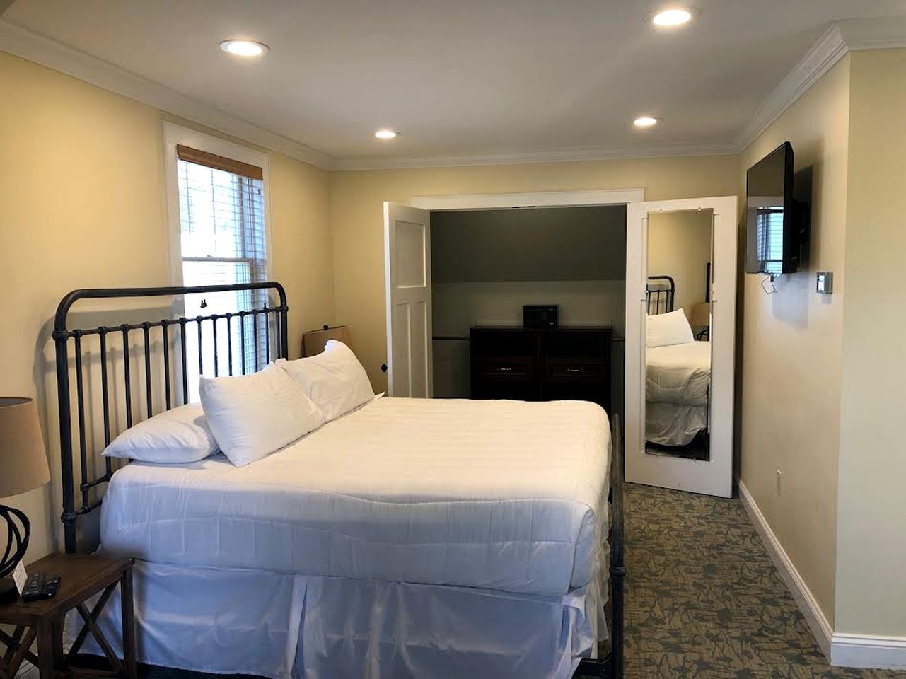 Spacious Guest Cottage Rental on Lake in The Berkshires, Massachusetts