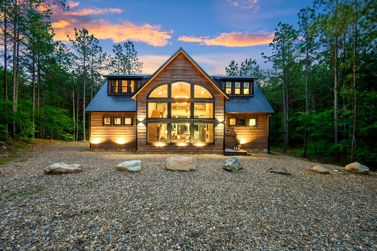 Luxurious Vacation Home with Two-Story Fireplace and Gourmet Kitchen near Broken Bow, Oklahoma