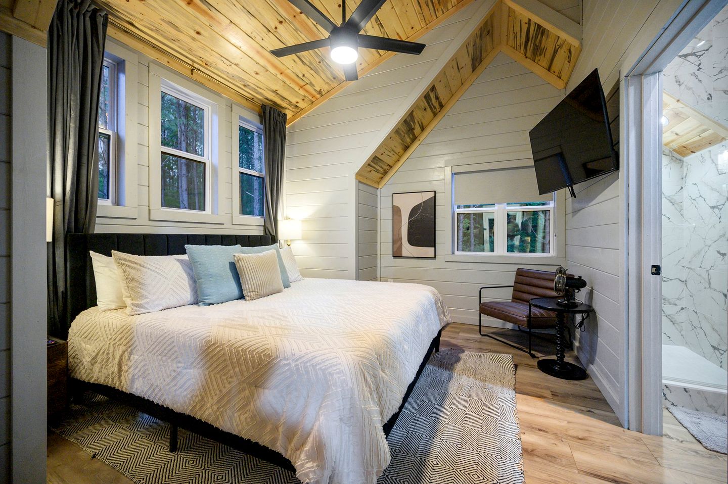 Luxurious Vacation Home with Two-Story Fireplace and Gourmet Kitchen near Broken Bow, Oklahoma