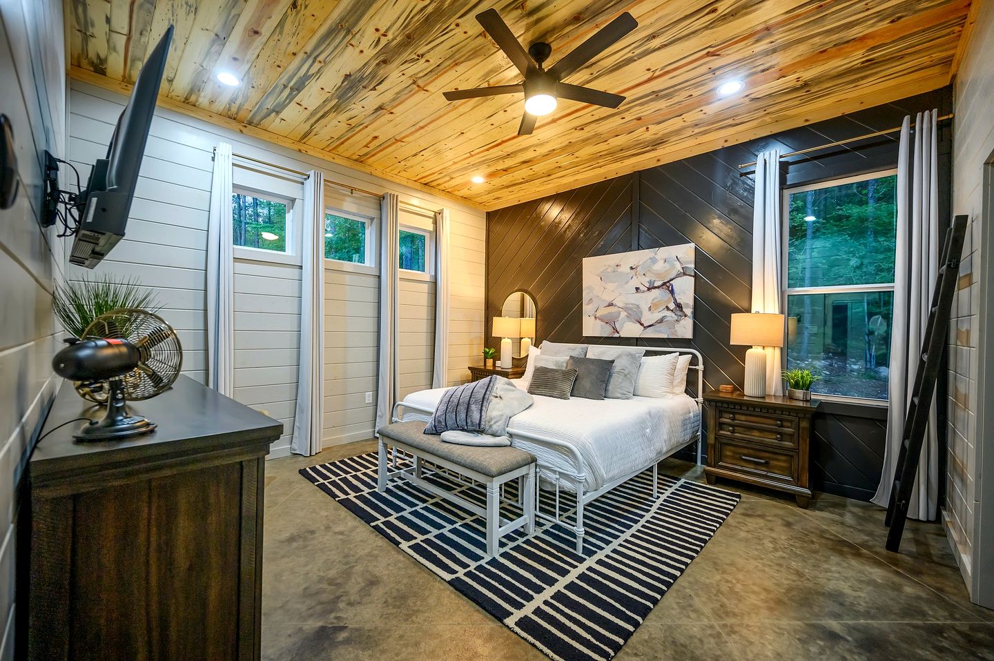 Luxurious Vacation Home with Two-Story Fireplace and Gourmet Kitchen near Broken Bow, Oklahoma