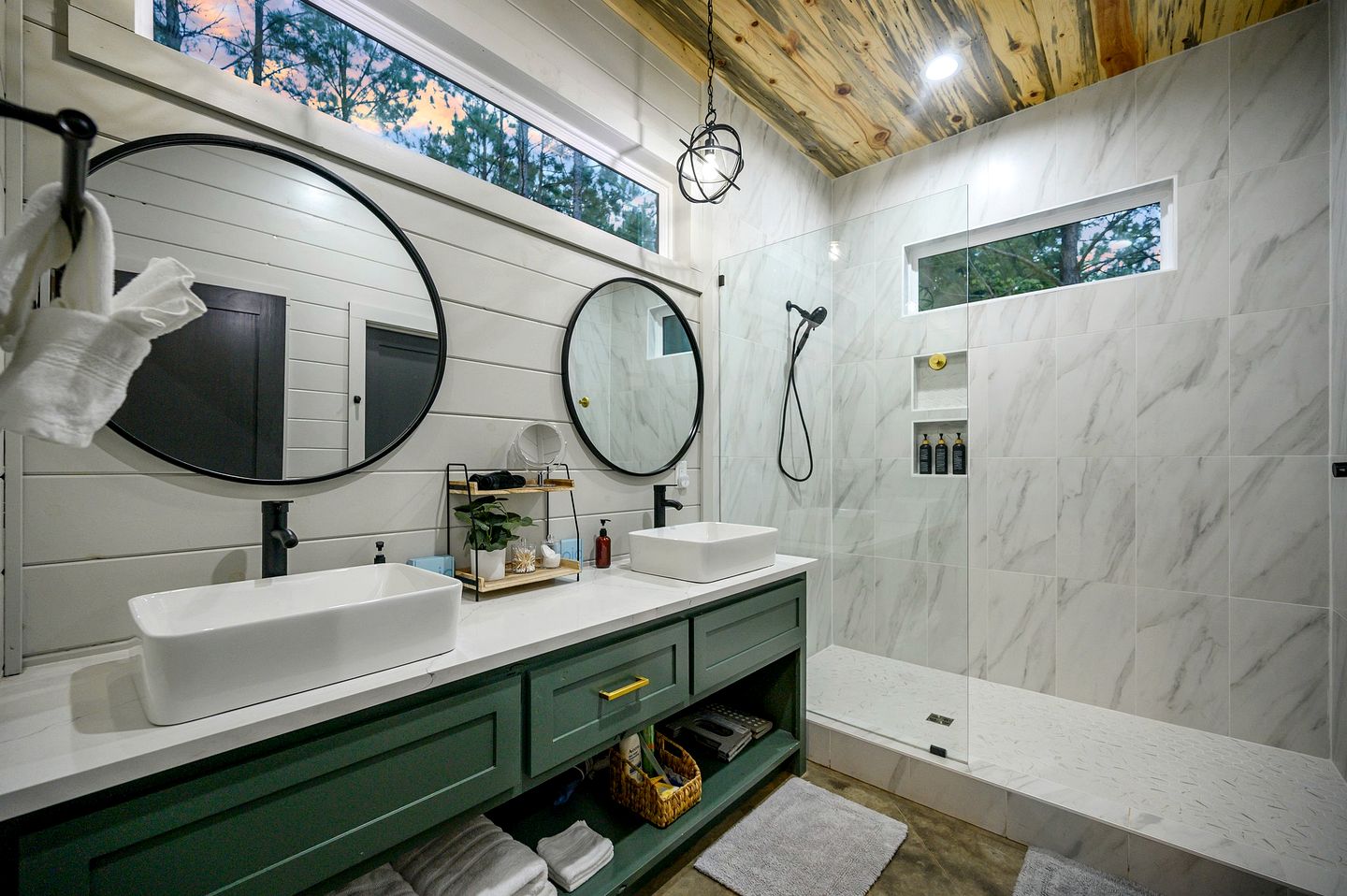 Luxurious Vacation Home with Two-Story Fireplace and Gourmet Kitchen near Broken Bow, Oklahoma