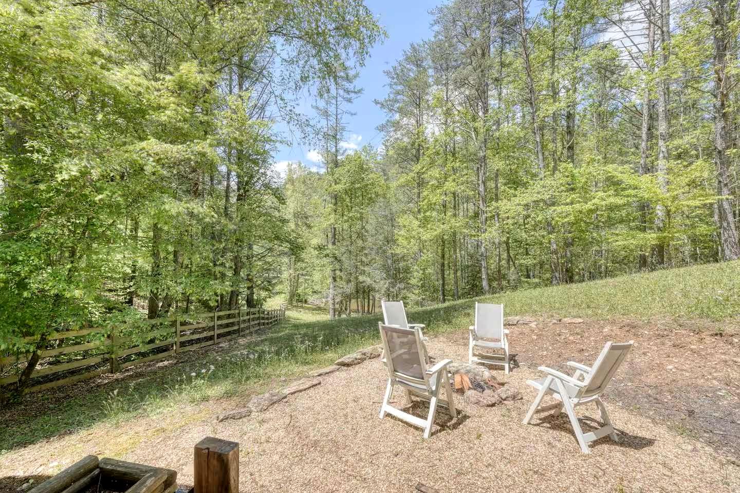 Cozy Cabin with Direct Access to the Toccoa River, a Perfect Escape for Fishing Lovers in Suches, Georgia