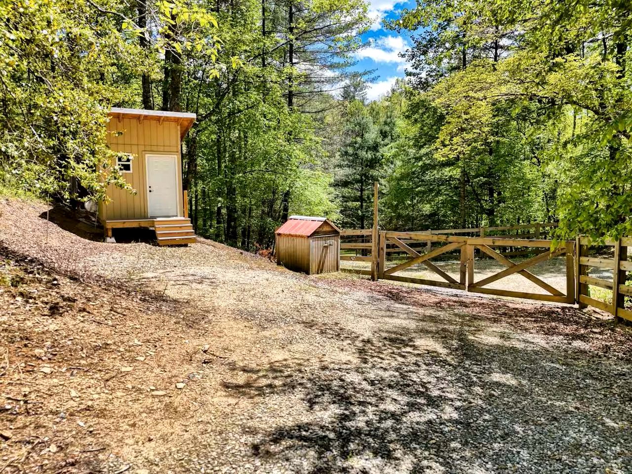 Cozy Cabin with Direct Access to the Toccoa River, a Perfect Escape for Fishing Lovers in Suches, Georgia