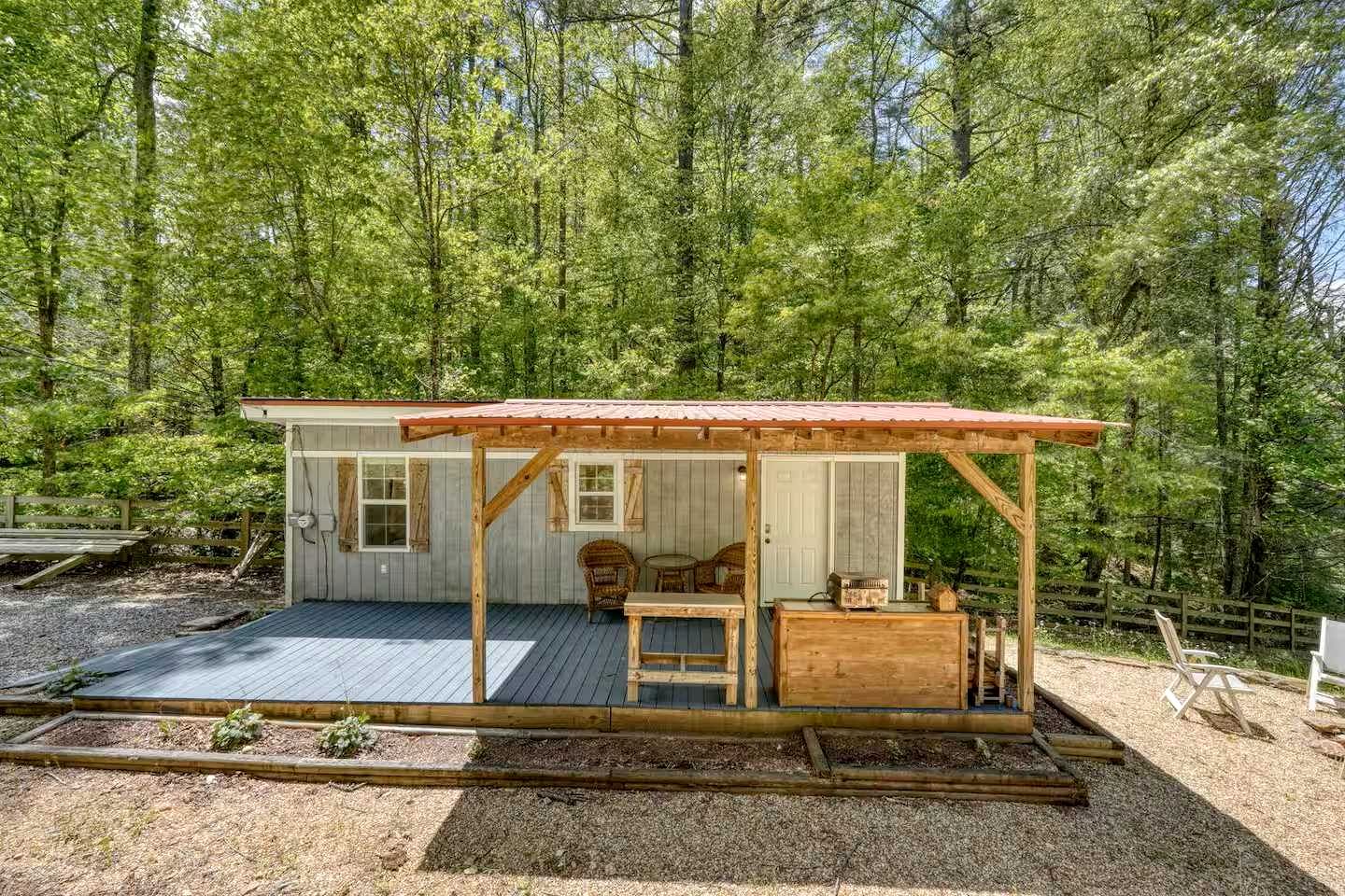 Cozy Cabin with Direct Access to the Toccoa River, a Perfect Escape for Fishing Lovers in Suches, Georgia